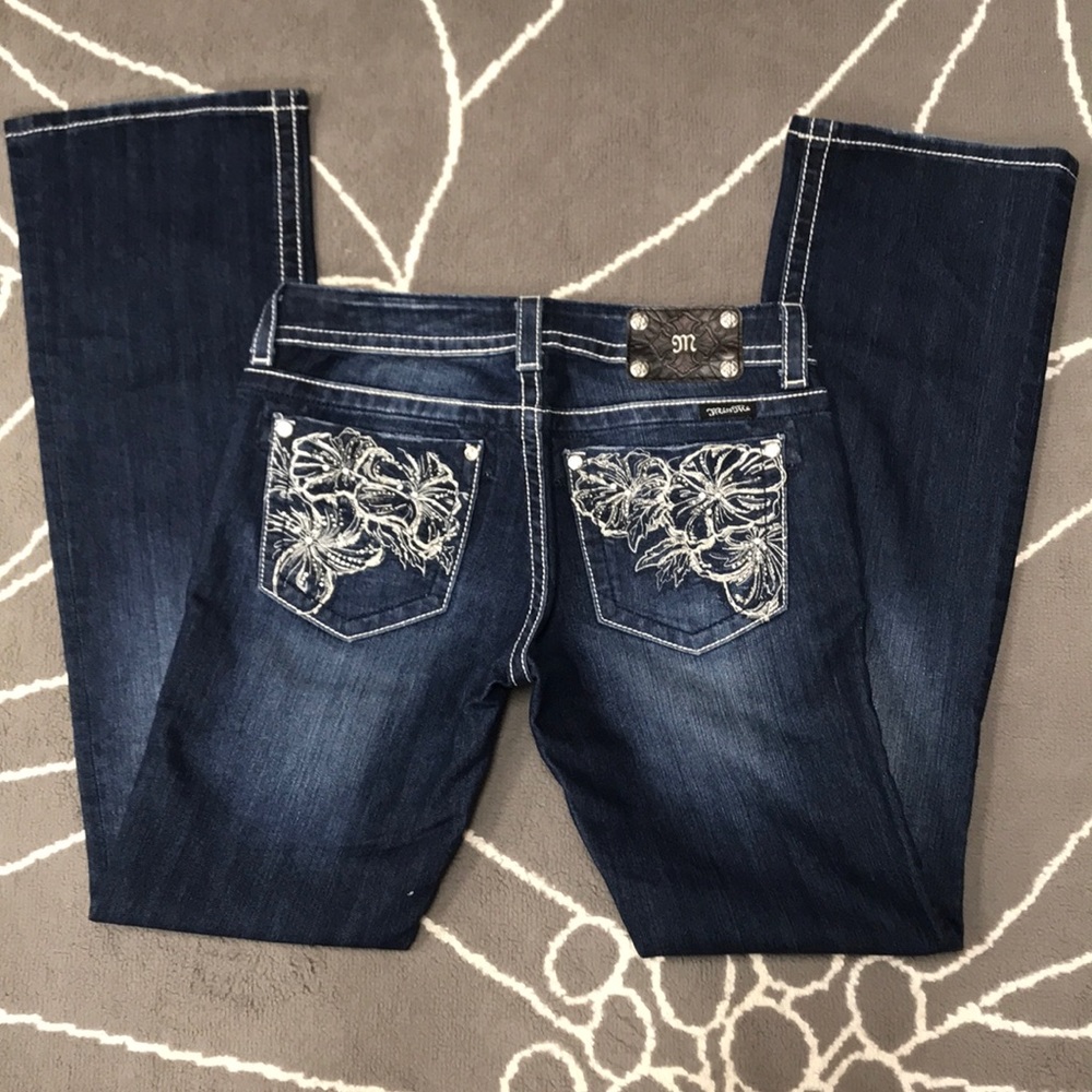 MISS ME BOOT CUT JEANS-FLORAL DESIGN ON POCKETS👖